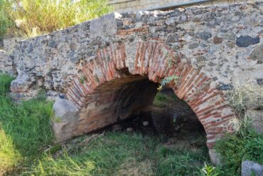 Visita a los restos arqueológicos del “pozo de nieve”